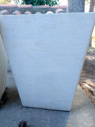 Maceta blanca de plástico grande
