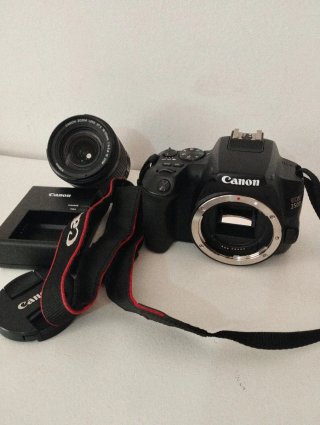 Canon EOS 250D Kit + Obiettivo 18-55mm III