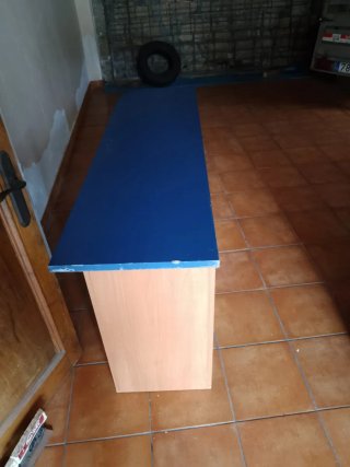 Escritorio azul y madera