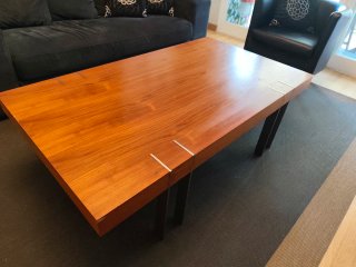 Mesa de centro minimalista.