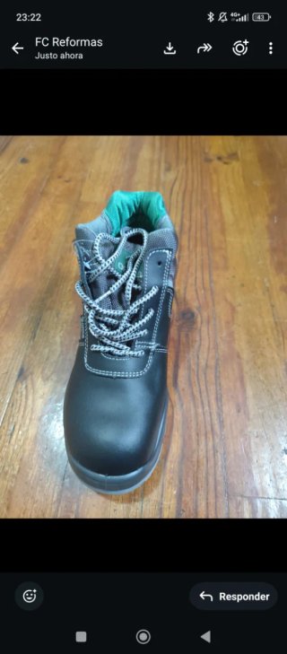 Zapatos de trabajo negros y verdes