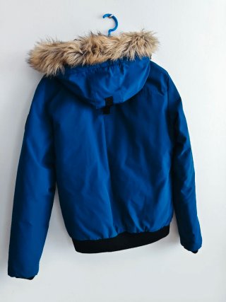 Cazadora azul con capucha