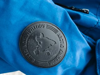 Cazadora azul con capucha