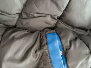 Cazadora azul con capucha
