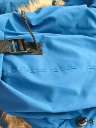 Cazadora azul con capucha