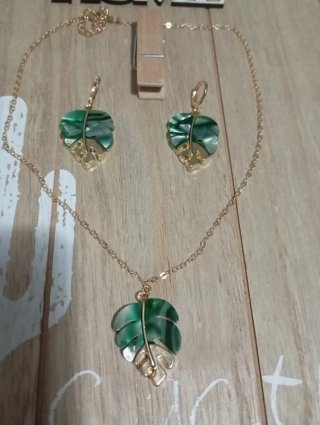 Colgante y pendientes hoja verde y dorados