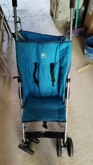 Silla de paseo azul plegable