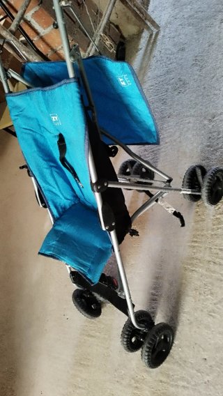 Silla de paseo azul plegable