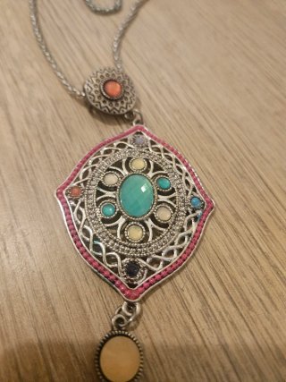 Collar largo plateado con colgante