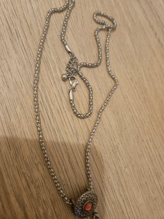 Collar largo plateado con colgante