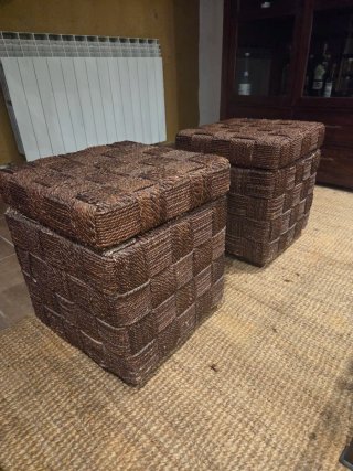 Sofá de piel marrón, mesa centro y pufs