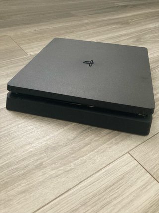 PS4 (PlayStation 4) Negra + Mando Blanco