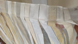 Cortinas de tela beige y blancas
