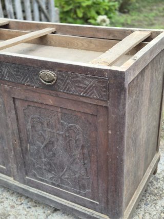 Chinero antiguo madera y metal