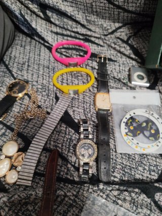 Lote de relojes y bisutería