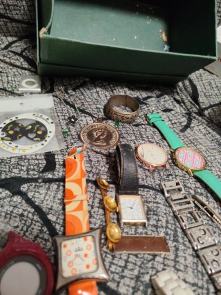 Lote de relojes y bisutería
