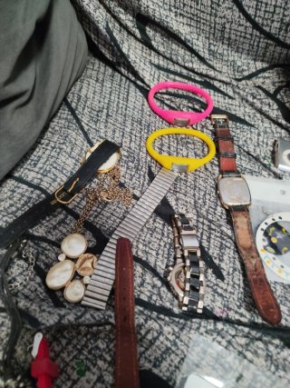 Lote de relojes y bisutería