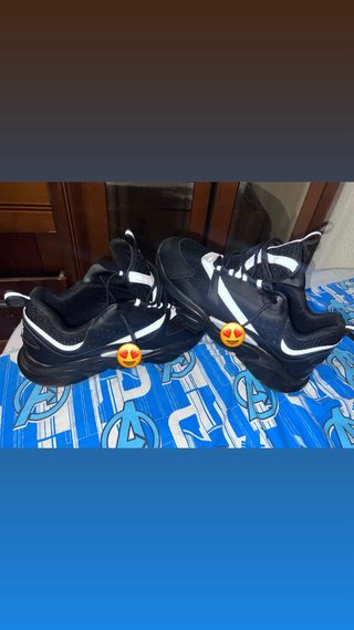 Zapatillas deportivas negras y blancas