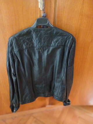 Cazadora de piel negra