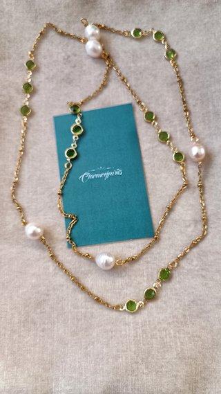 Collana oro con perle di fiume e cristalli verdi