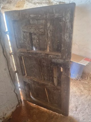 Puerta de trillo antigua de madera