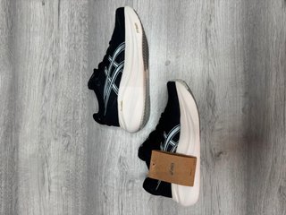 Zapatillas ASICS Negras y Blancas