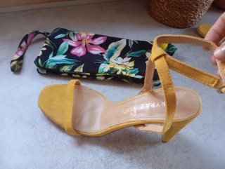 Sandalias y bolso estampado floral