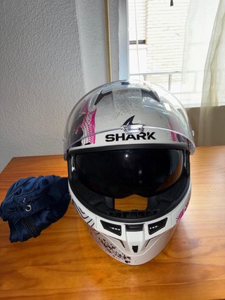 Casco de moto Shark blanco y rosa
