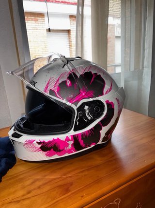 Casco de moto Shark blanco y rosa