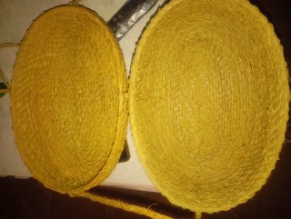 Capacha de paja tejida a mano