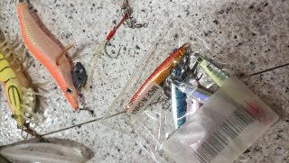 Señuelos de pesca variados