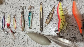 Señuelos de pesca variados