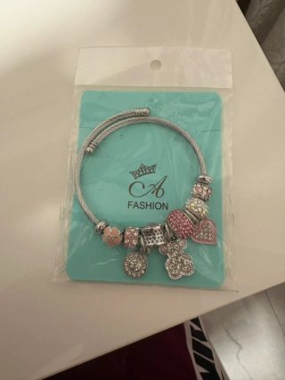 Pulsera con dijes plateada y rosa