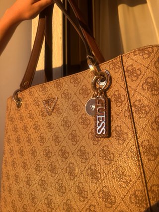 Bolso tote Guess marrón monograma