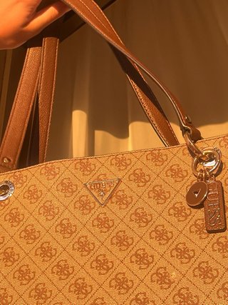 Bolso tote Guess marrón monograma