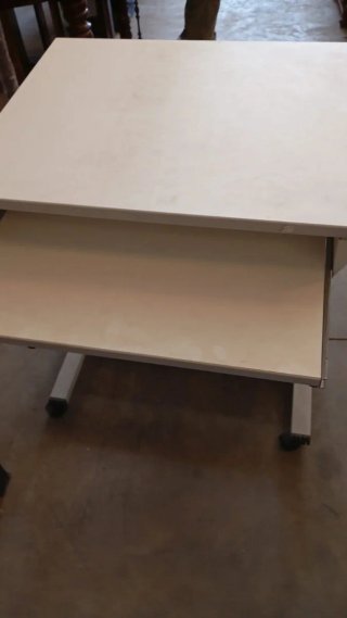 Mesa de ordenador con ruedas