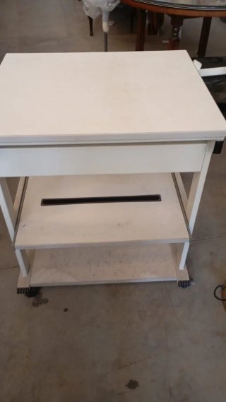 Mesa de ordenador con ruedas