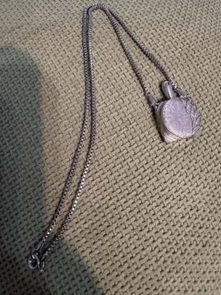 Colgante plateado con cadena
