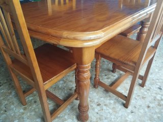 Mesa de pino maciza con 4 sillas a juego