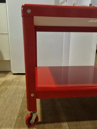 Mesa auxiliar roja con ruedas