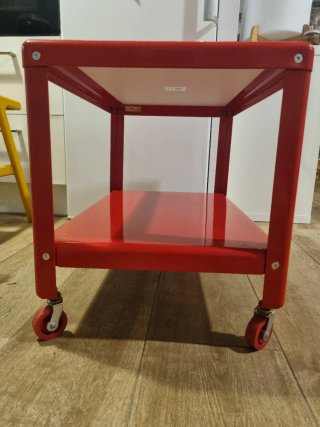 Mesa auxiliar roja con ruedas