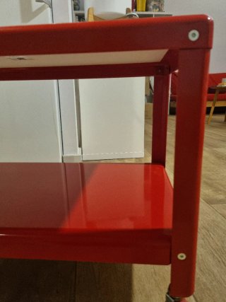 Mesa auxiliar roja con ruedas