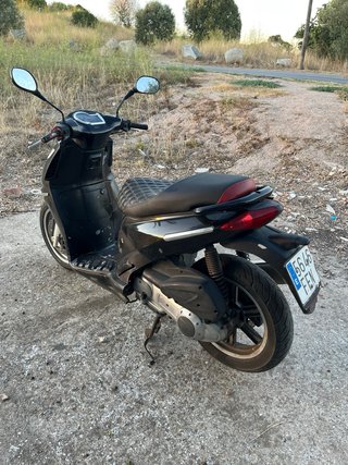 Aprilia Sportcity 250i Negra