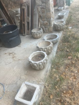 Macetero de piedra tallada con figuras