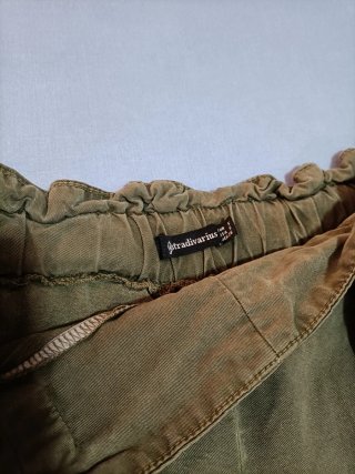 Shorts verdes Stradivarius.
