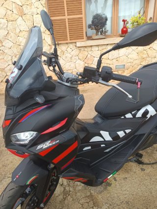 Aprilia SR 200 Scooter Negra y Roja