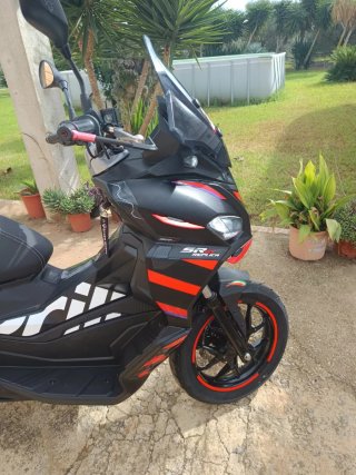 Aprilia SR 200 Scooter Negra y Roja