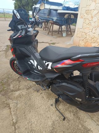 Aprilia SR 200 Scooter Negra y Roja