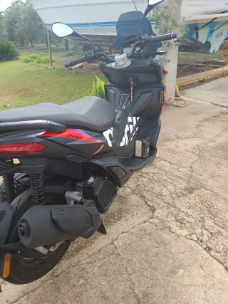 Aprilia SR 200 Scooter Negra y Roja