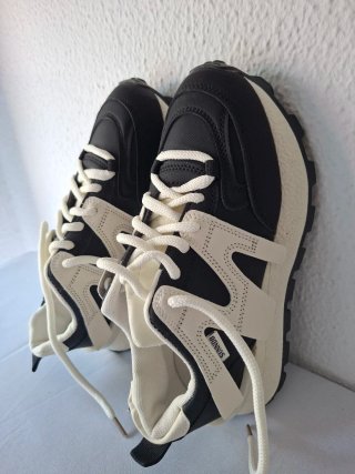 Zapatillas Chunky Negras y Crema Talla 38